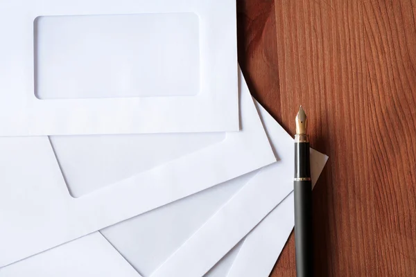 Envelopes e caneta — Fotografia de Stock