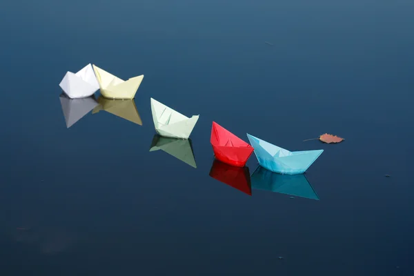 Papier boten op water — Stockfoto