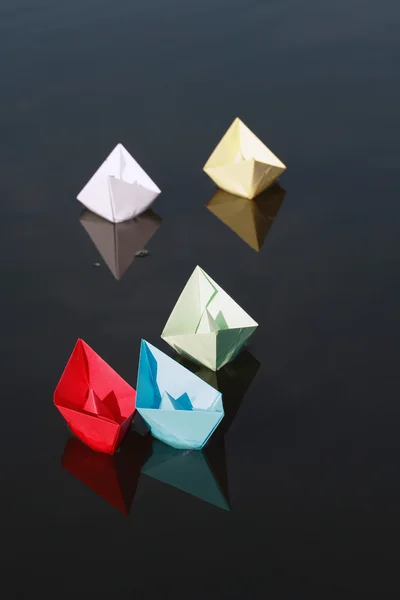 Barcos de papel na água — Fotografia de Stock