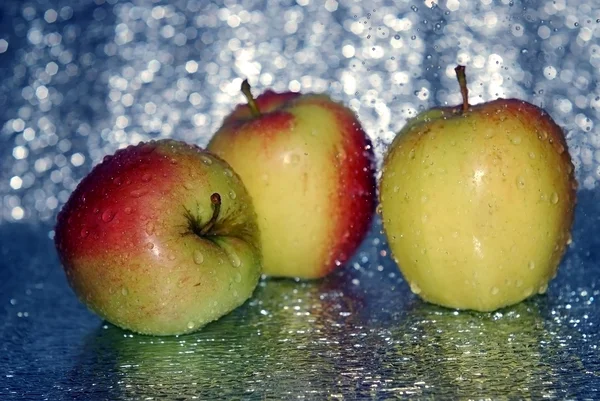 Nourriture trois pommes dans l'eau — Photo