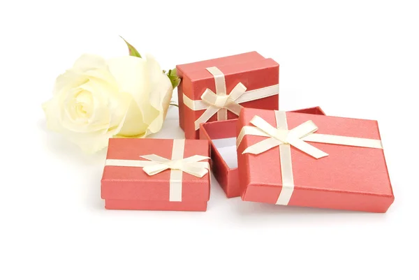 Geschenk und Rose — Stockfoto