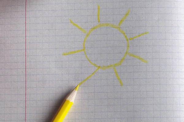 Желтый карандаш и значок солнца — стоковое фото