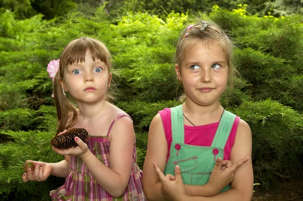 Två konstiga små flickor — Stockfoto