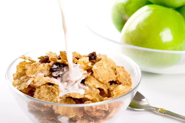 Cornflakes with milk and green apples — Stock Photo, Image