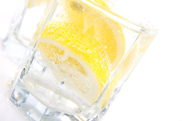 Soda water en citroen segmenten — Stockfoto