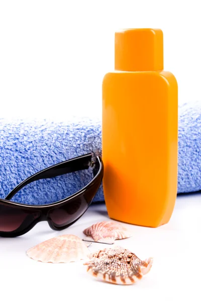 Πετσέτα, κοχύλια, γυαλιά ηλίου και λοσιόν — Φωτογραφία Αρχείου