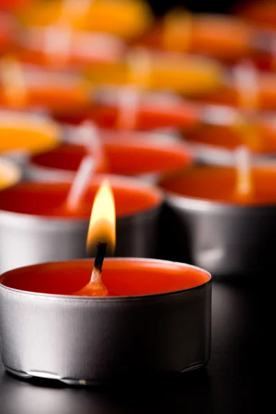 Пылающие свечи — стоковое фото