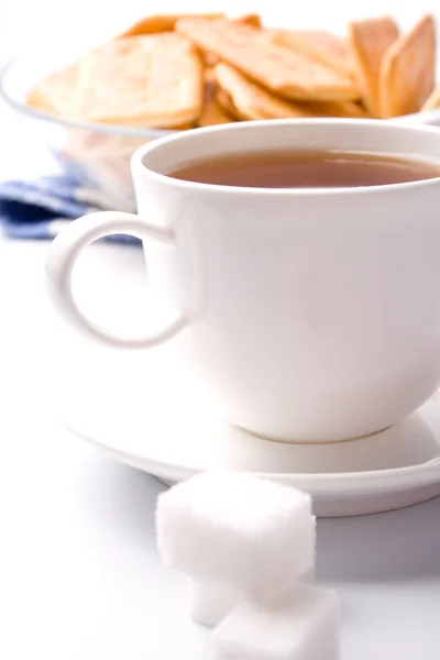 Xícara de chá, açúcar e biscoitos — Fotografia de Stock