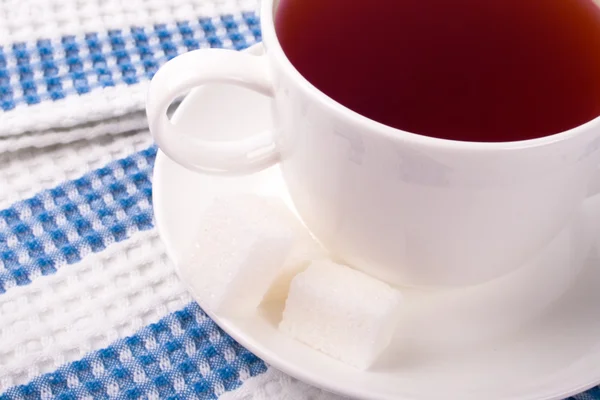 Чашка чая и немного сахара — стоковое фото