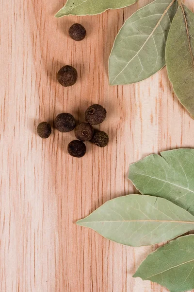 Aromatic pepper and bay leaves — Stock Photo, Image