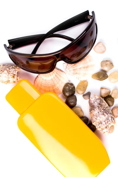 太阳镜、 贝壳和洗剂 — 图库照片
