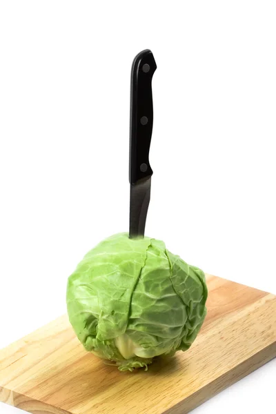 Repolho verde com faca — Fotografia de Stock