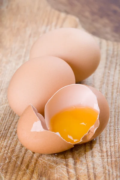 Hela och trasiga bruna ägg — Stockfoto