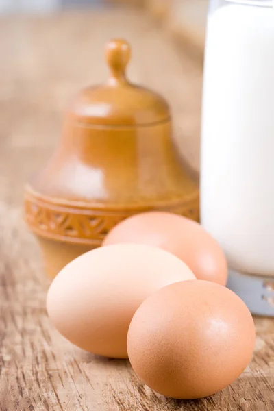 Бурые яйца и молоко — стоковое фото