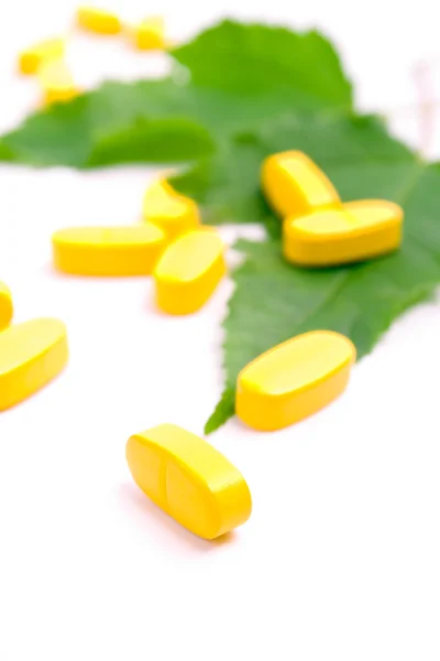 Жовті вітамінні таблетки — стокове фото