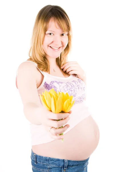 Zwangere vrouw met gele tulpen — Stockfoto