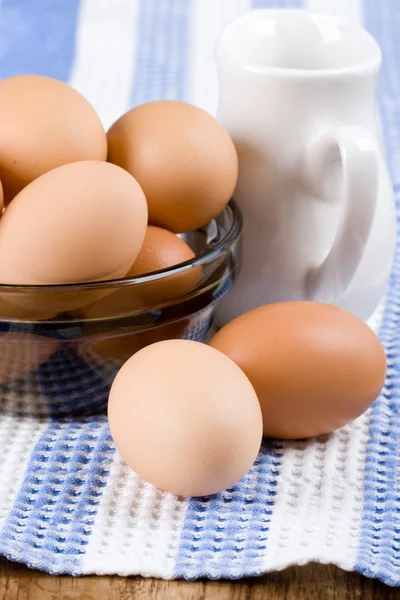 Ovos em uma tigela e leite — Fotografia de Stock