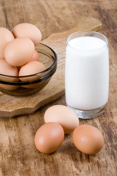 Ovos castanhos e copo de leite — Fotografia de Stock