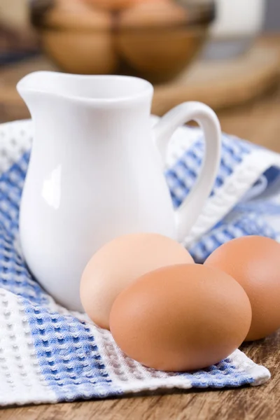 Бурые яйца и молоко — стоковое фото