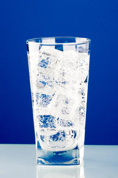 Vidrio con agua fría — Foto de Stock