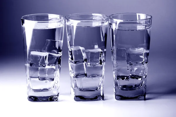Glas med kallt vatten — Stockfoto