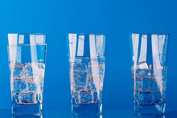 Tre bicchieri con acqua fredda — Foto Stock