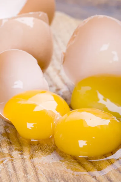 Разбитые коричневые яйца — стоковое фото