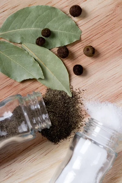 Pepper, salt and bay leaves — Stock Photo, Image