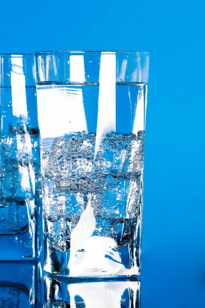Bicchieri con acqua fredda — Foto Stock