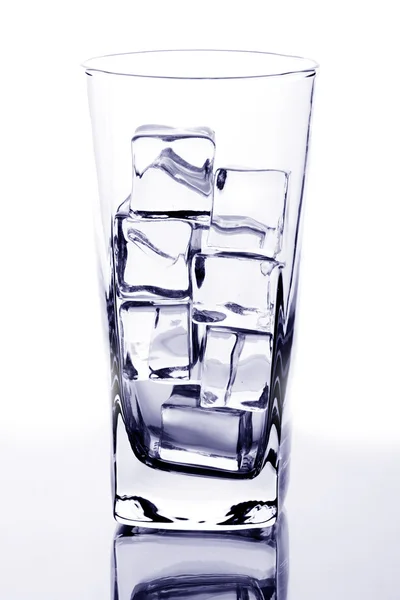 Glas med isbitar — Stockfoto
