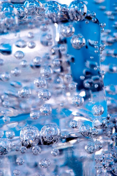 Ijsblokjes en water bubbels — Stockfoto