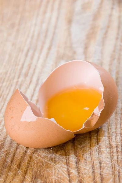 Rozbité hnědá vejce — Stock fotografie