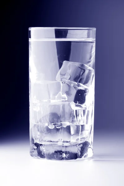 Vaso con agua helada — Foto de Stock