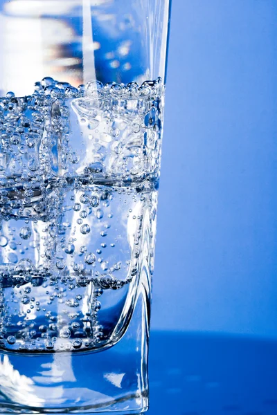 Vidrio con agua fría — Foto de Stock