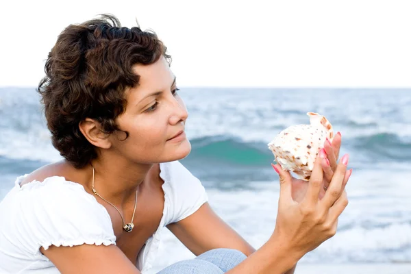 ザルガイの殻を持つ女性 — ストック写真