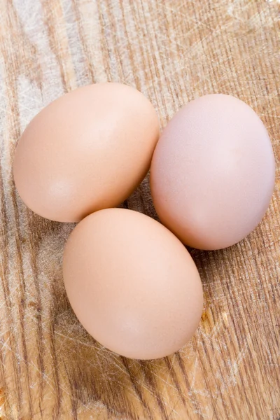 Trzy brązowe jaja — Zdjęcie stockowe