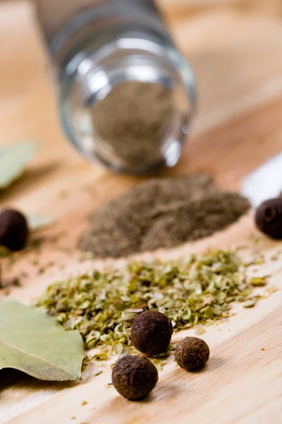 Pepper, herbs and bay leaves — Stock Photo, Image