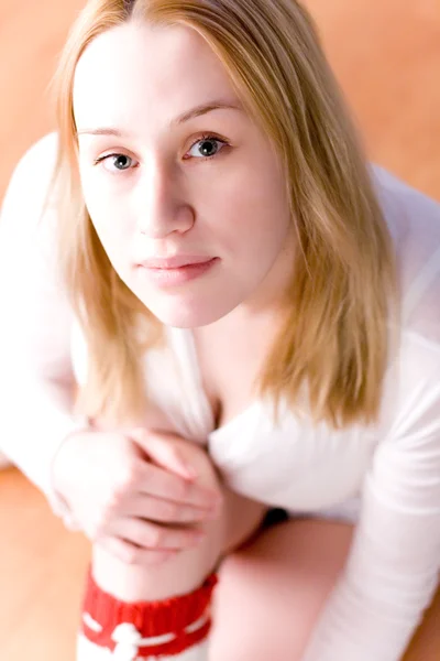 Attraktiv blond kvinna — Stockfoto