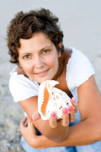 Brunet Frau mit einer Herzmuschel — Stockfoto