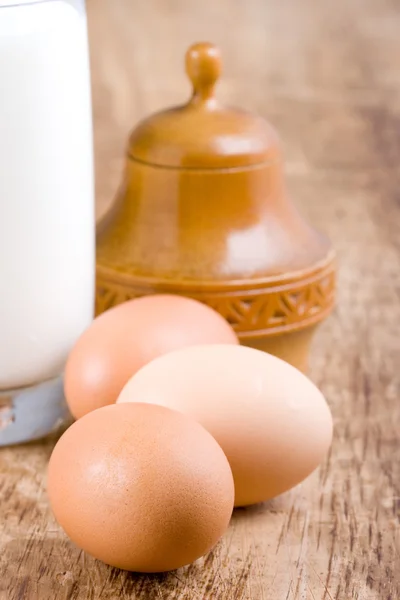 Bruin eieren en melk glas — Stockfoto