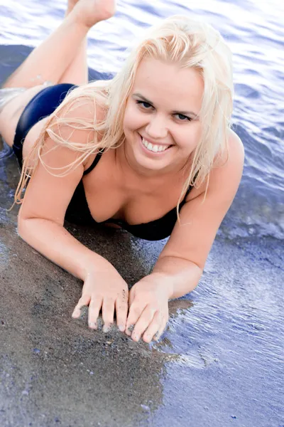 水に横たわる女 — ストック写真