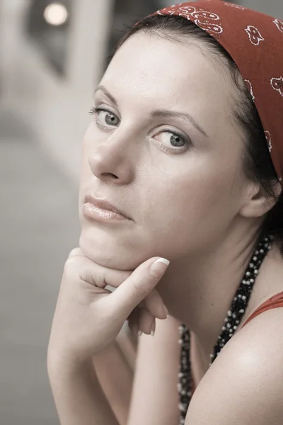 Olycklig kvinna i röd halsduk — Stockfoto