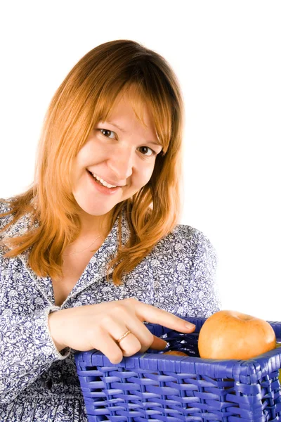 Mujer con una cesta llena de manzanas — Foto de Stock