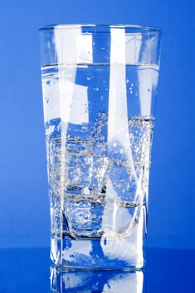 Bicchiere con acqua fredda — Foto Stock