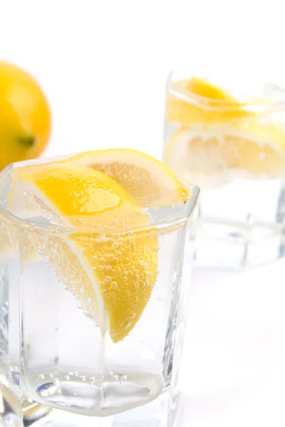 Natriumwater en citroen — Stockfoto