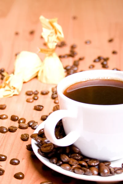 Kaffee, ein paar Süßigkeiten und Bohnen — Stockfoto