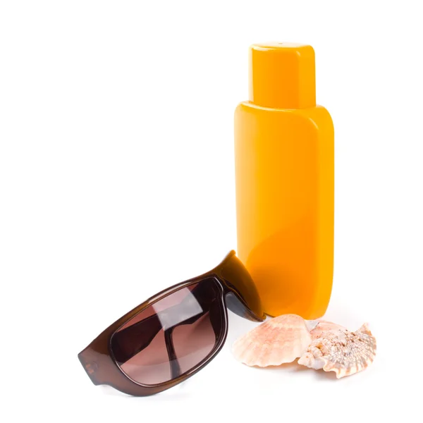 Sonnenbrille, Muscheln und Lotion — Stockfoto