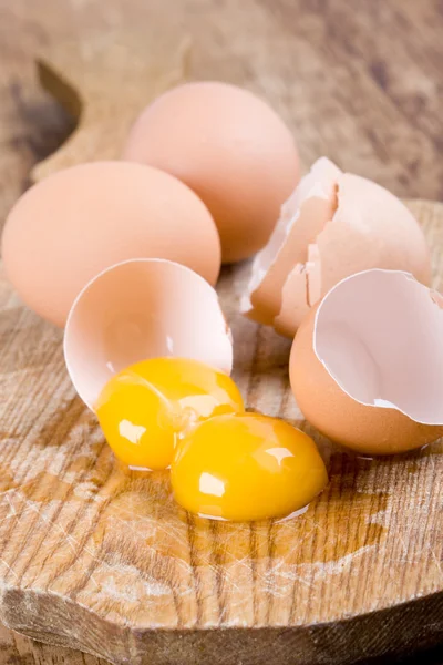 Разбитые коричневые яйца — стоковое фото