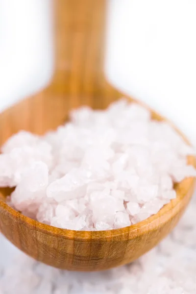 Koupelová sůl na dřevěnou lžící — Stock fotografie