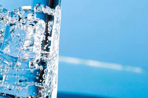 Soğuk su ile cam — Stok fotoğraf